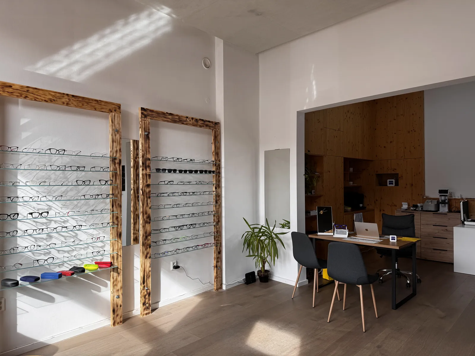 Výběr dioptrických brýlí a obrub v optice Medi Optik v Heřmanově Městci