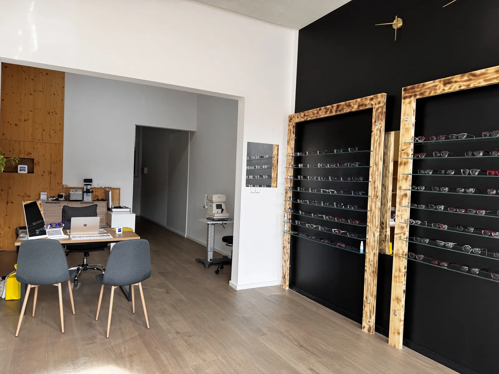 Měření zraku v Heřmanově Městci – interiér optiky Medi Optik s měřicími přístroji
