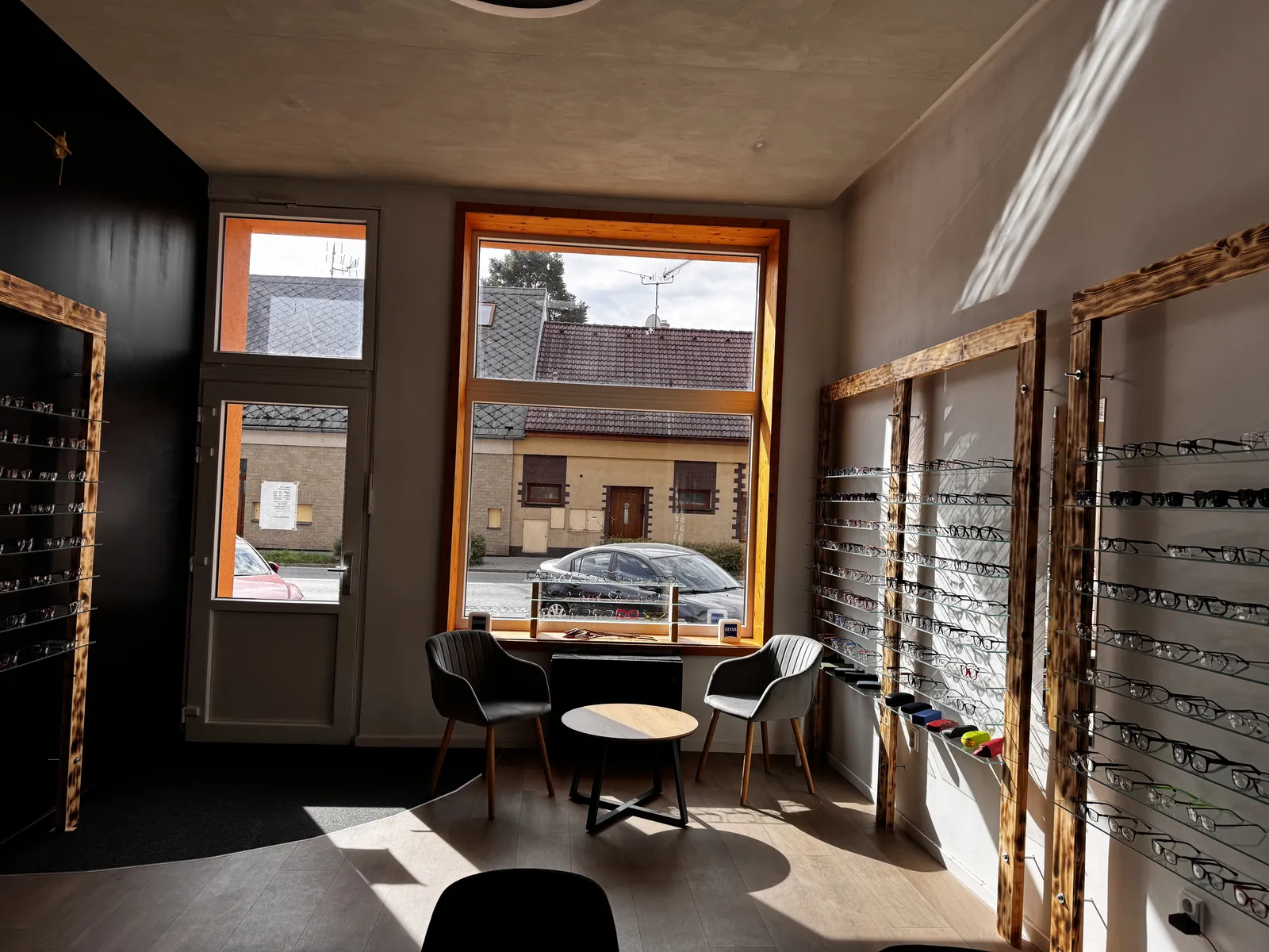 Interiér optiky Medi Optik v Heřmanově Městci – posezení u výlohy