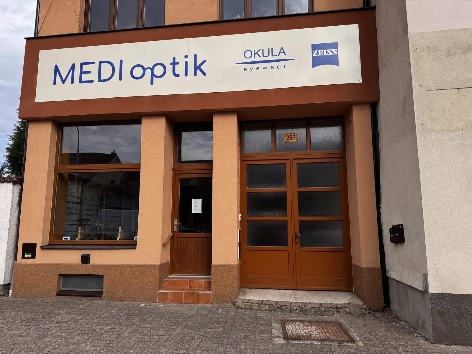 Vchod do optiky Medi Optik v Heřmanově Městci na Čáslavské ulici